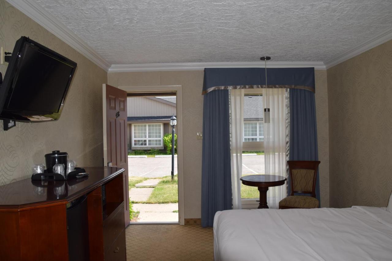 Festival Courtyard Inn Stratford Exterior photo