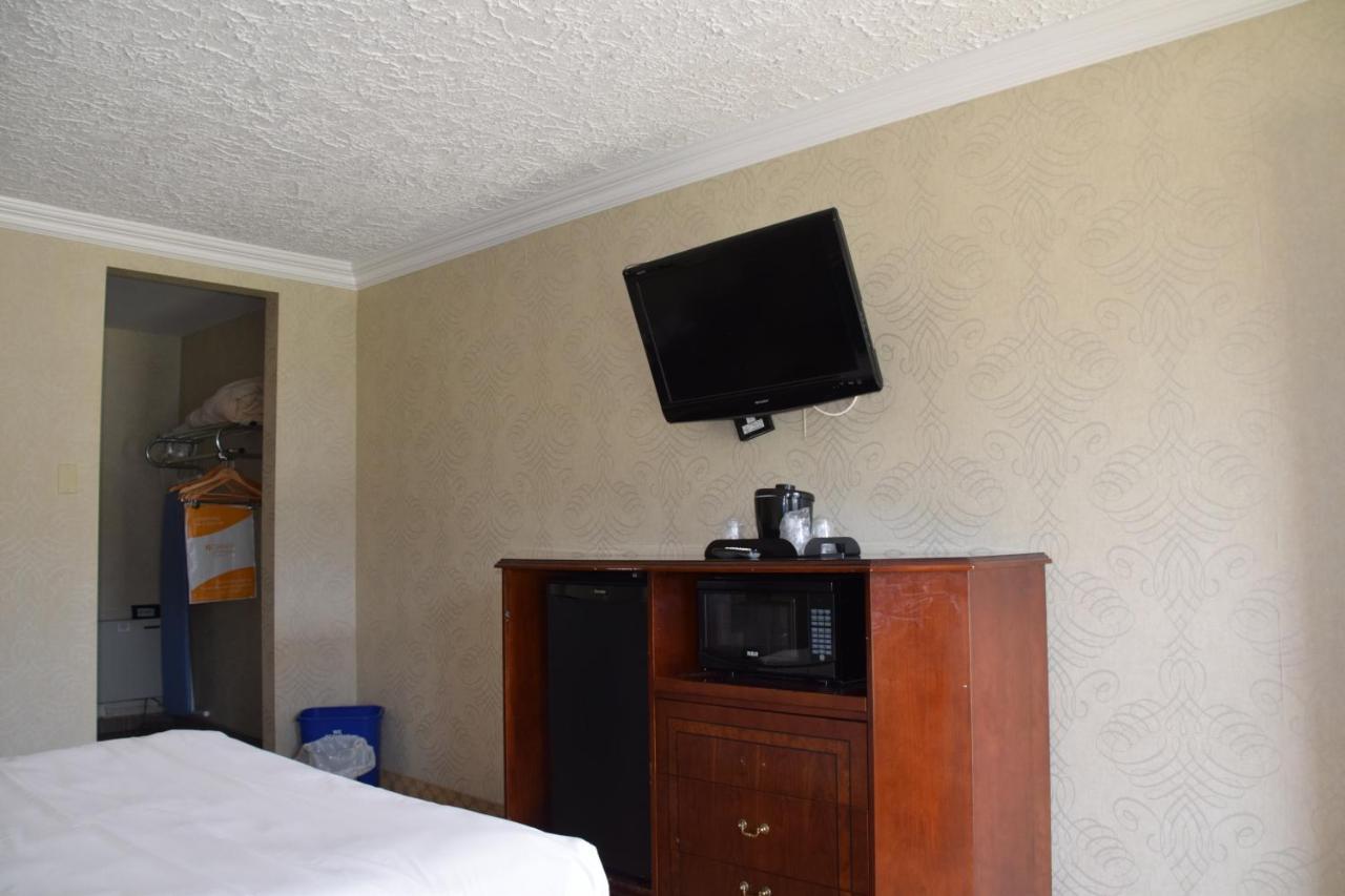 Festival Courtyard Inn Stratford Exterior photo